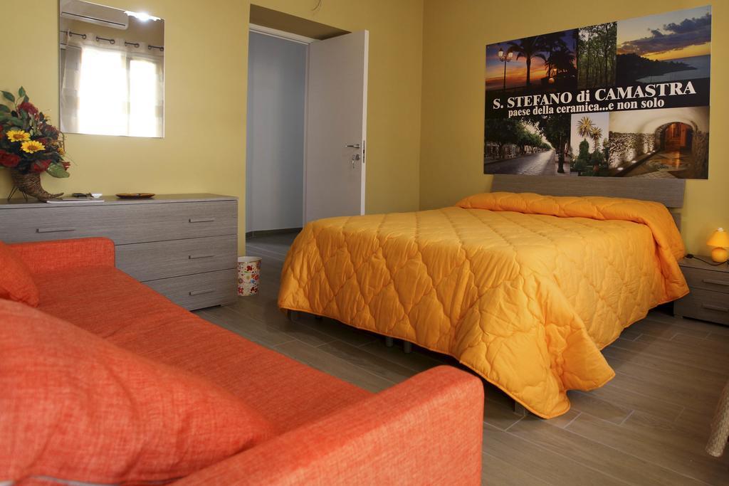 B&B La Grande Mela Santo Stefano di Camastra Oda fotoğraf
